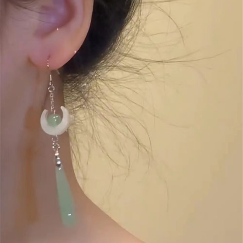 【 Moon Rises over the Sea 】 The same new Chinese-style anti-jade moon tassel earrings for women, a niche design with a national trend style details Picture