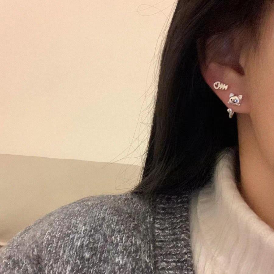 A pair of bow stud earrings with a light luxury and cold style, simple earrings, fashionable and elegant, niche earrings for women details Picture