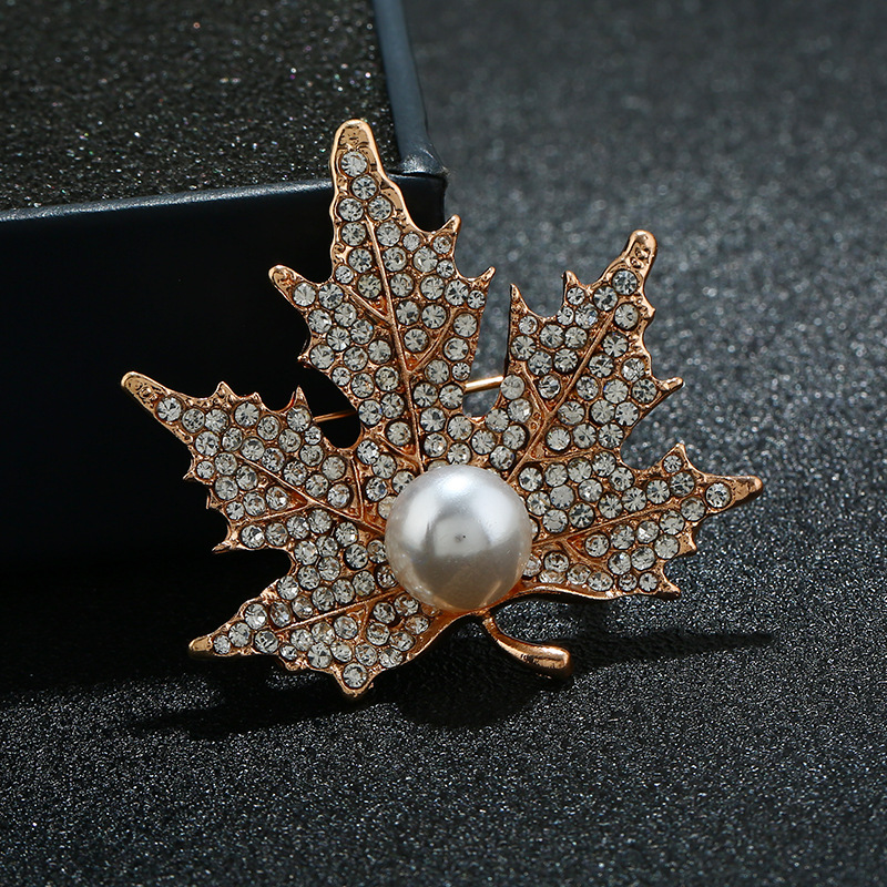 Korean style trendy new full diamond maple leaf brooch, simple and versatile sweater trench coat accessory pin, suitable for both men and women Specification drawing