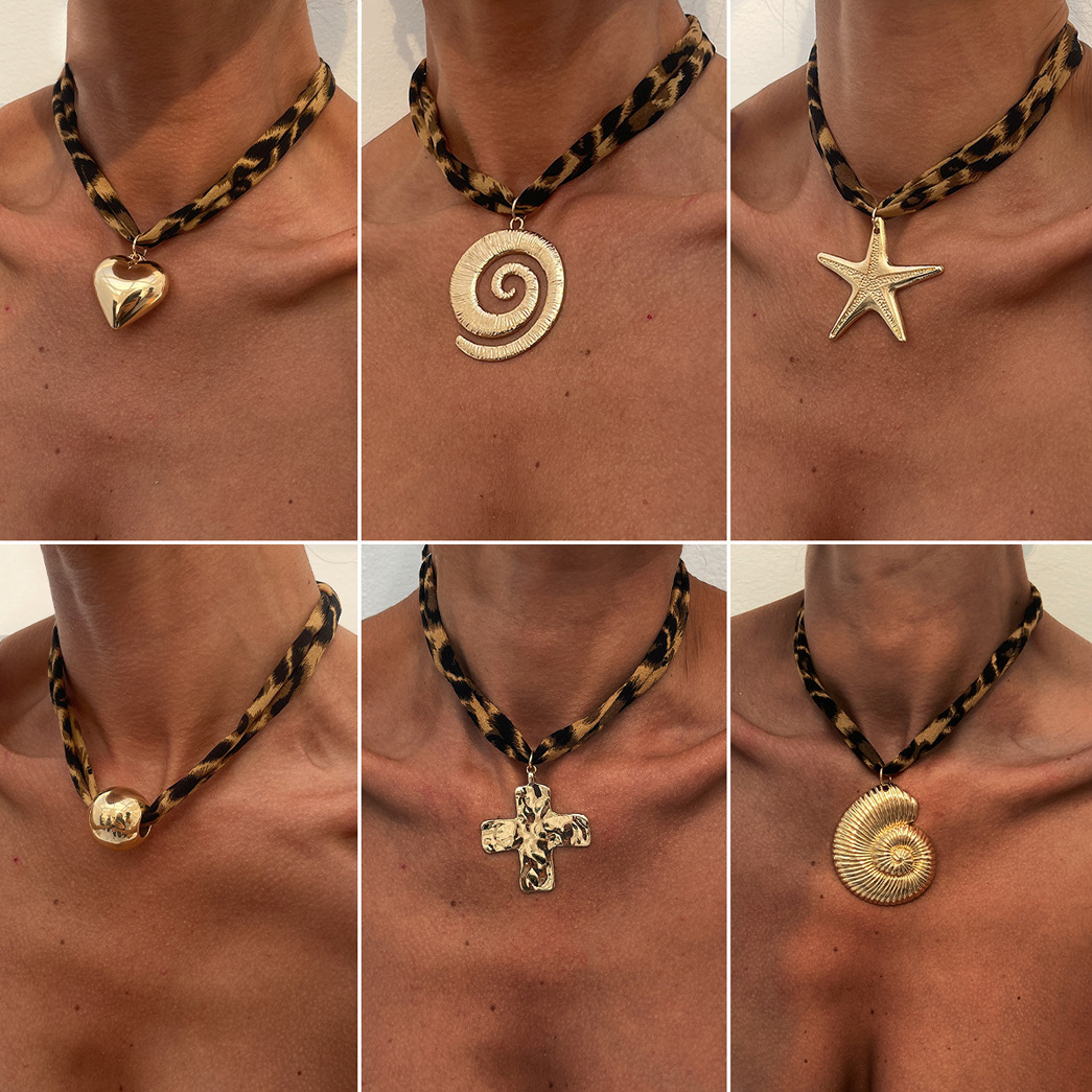 European and American cross-border jewelry, high-end beach series pendant necklace, sexy leopard print heart alloy collarbone chain full figure