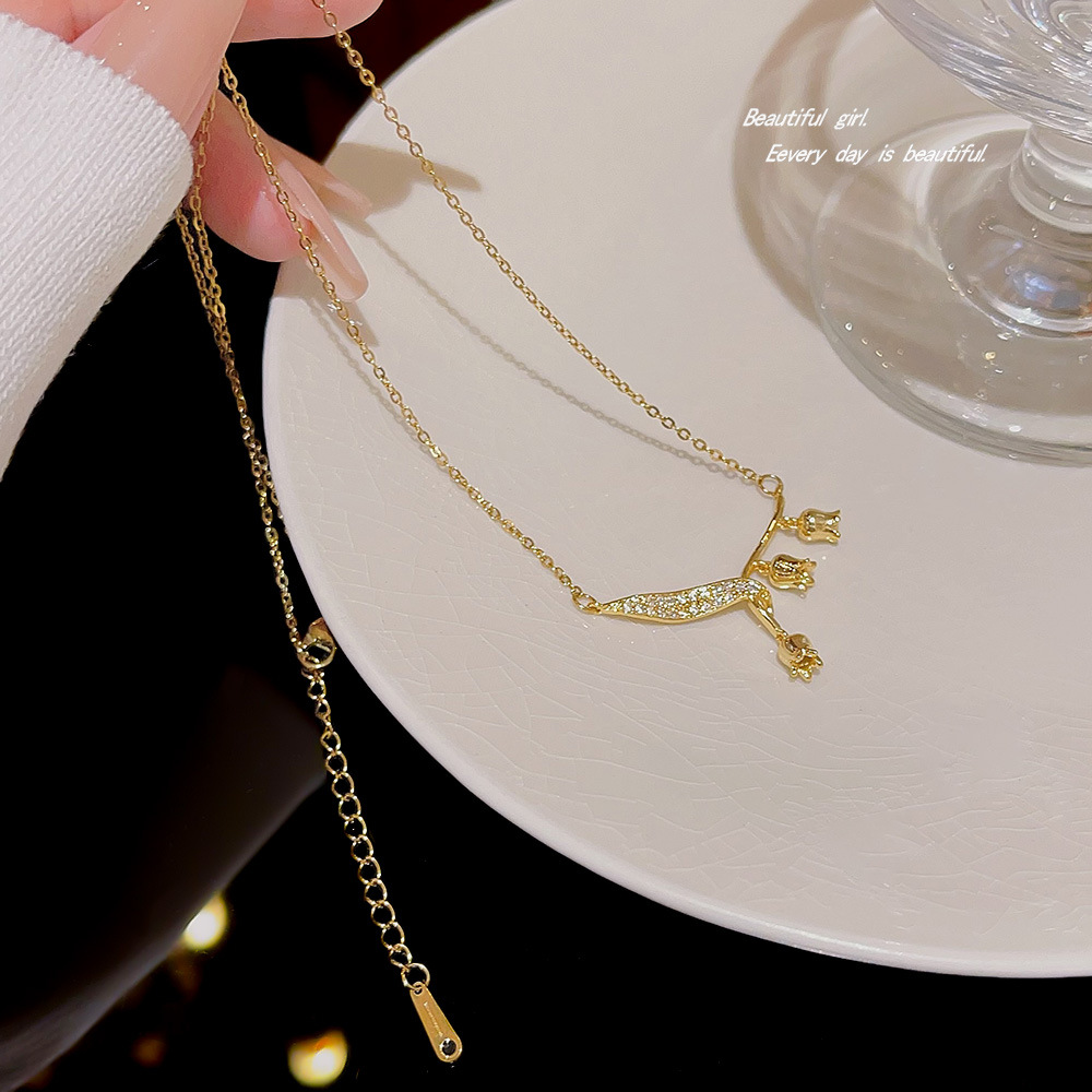 Wholesale of popular 18K gold rose necklace, women's light luxury niche collarbone chain and neck chain, elegant accessories on Douyin Specification drawing