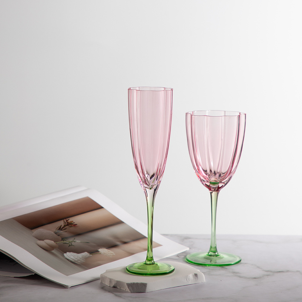 Wholesale of transparent flower-shaped red wine glasses, new petal-shaped green champagne glasses, long and straight glass wine glasses for hotels and restaurants Application Scenario