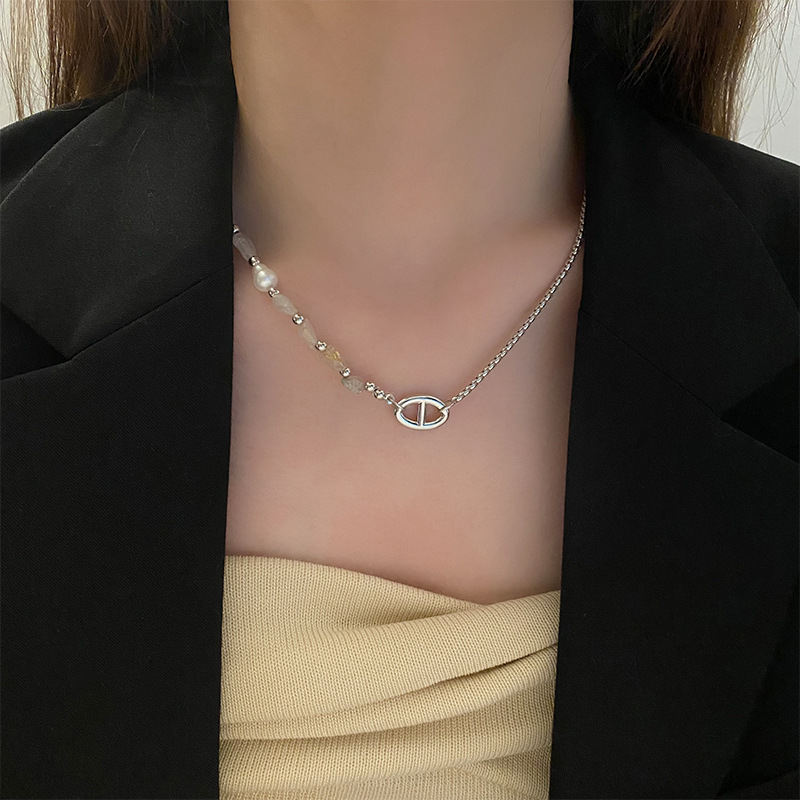 This necklace with irregular texture and crushed stone splicing of beaded beads is a niche design for women, with a unique and elegant style. It is a necklace and collarbone chain accessory details Picture