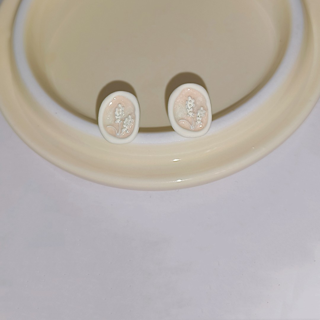 Spring flower stud earrings are a sweet and versatile Korean-style, unique and elegant design. They are gentle and ins-style earrings for sweet girls Application Scenario