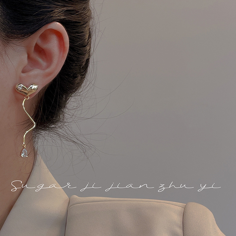 The Instagram heart-shaped asymmetrical and cold style stud earrings exude a strong sense of sophistication, while the sweet and cool, spicy girl style earrings feature a niche design details Picture