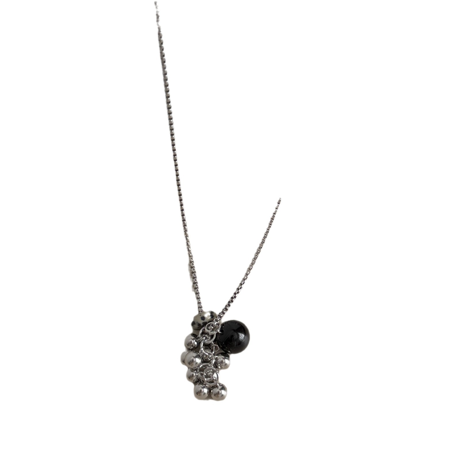 This is a versatile sweater chain with a tiger's eye titanium steel grape string and round ball design, which is the same style as a niche blogger. It's an ins fashion necklace Item Picture