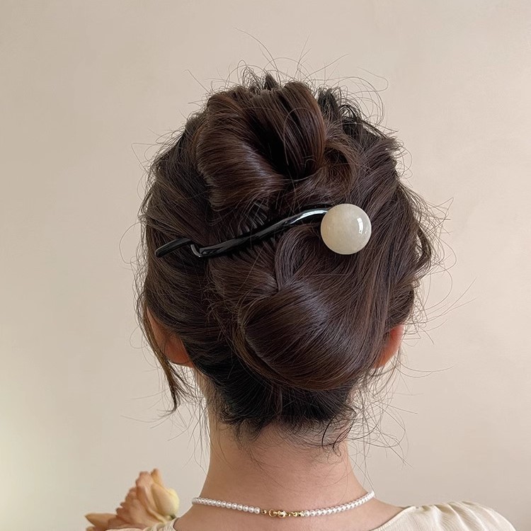 High-end retro pearl one-piece hairpin for women, 2025 new style, elegant twist hair clip at the back of the head, a stylish headwear Application Scenario