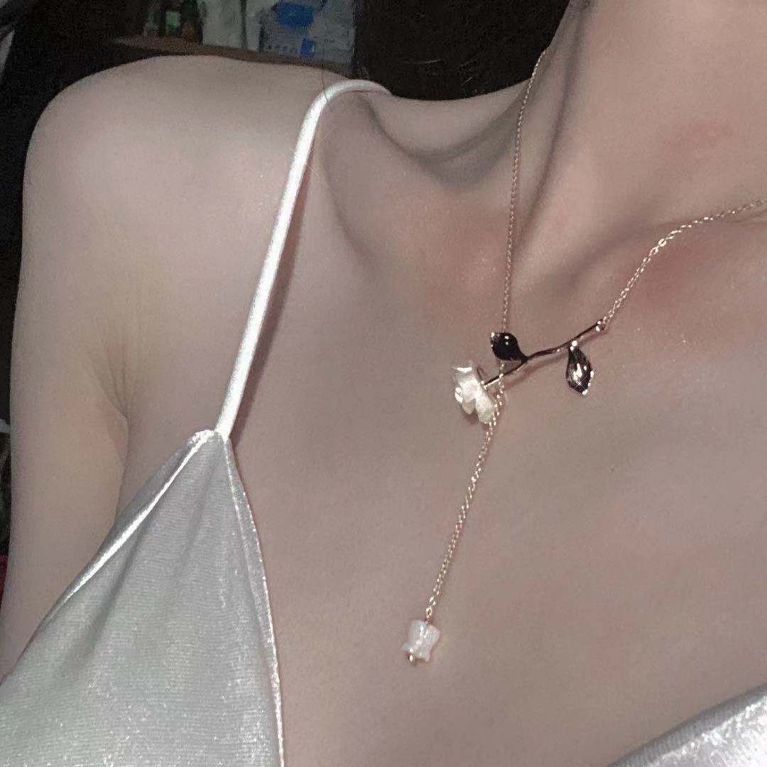 The 2023 new style of the popular rose necklace for women is light luxury and niche, with a unique and versatile design. The collarbone chain is exquisite and elegant full figure