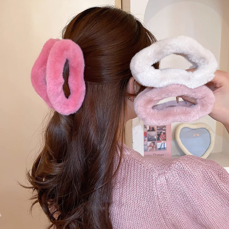 Extra-large spring and summer plush grab, cloud hair clip, dopamine sweet, back of the head, updo, shark clip hair accessory Application Scenario