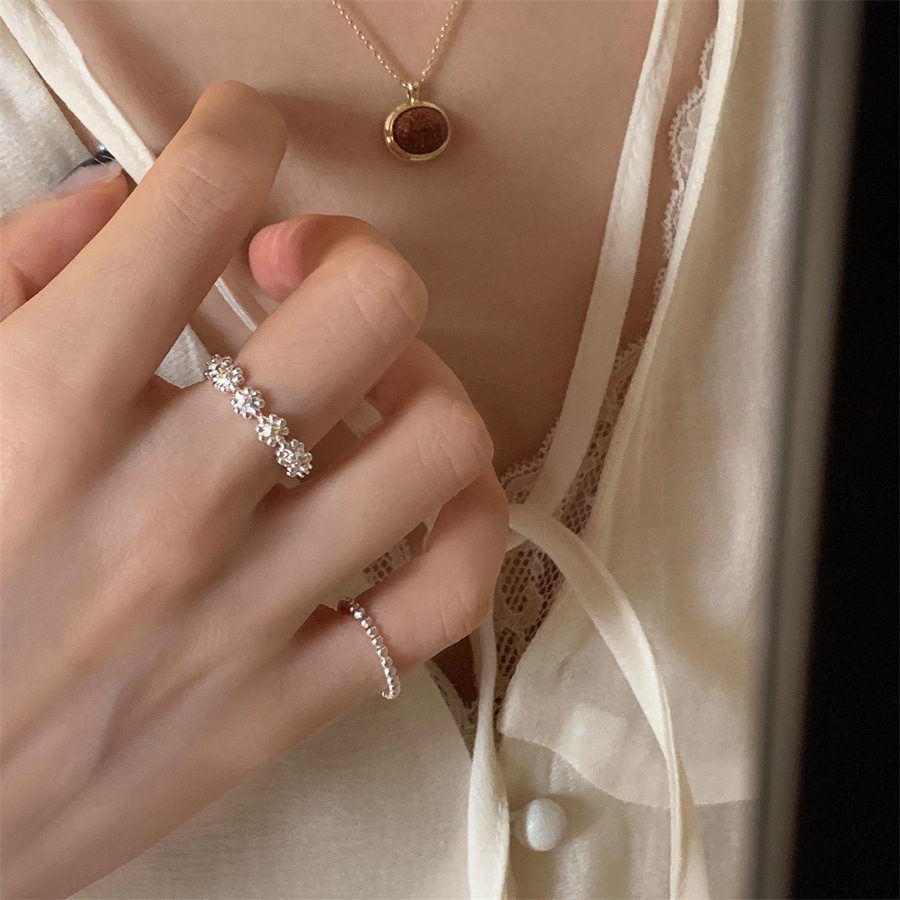 Korean light luxury flower-shaped zircon ring, a niche design for women, simple index finger ring, gentle and elegant, high-end ring trend Specification drawing