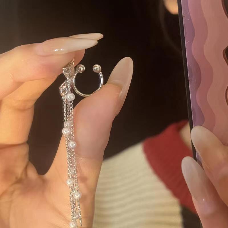The new autumn and winter butterfly tassel ear bone clip is an ins niche and high-end style with an ethereal charm. It is a long ear clip without any ear holes details Picture
