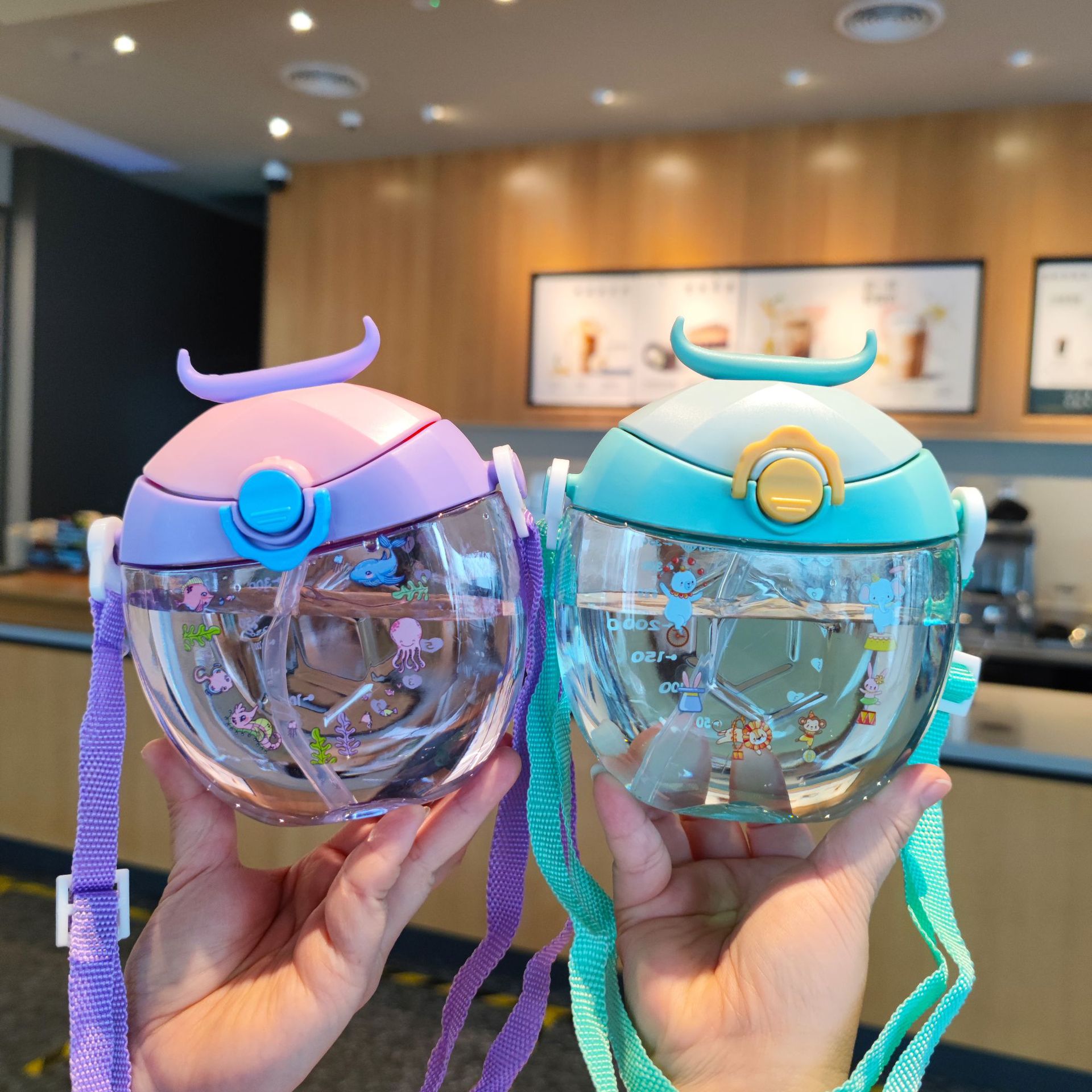 Cute and creative cartoon horn plastic cup, children's straw water cup, slanted span, kindergarten baby jumping cover with lock details Picture