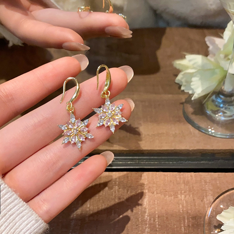 Korean diamond-encrusted snowflake pendant earrings, women's autumn and winter collection, elegant and high-end style, stud earrings, best-selling internet-famous earrings wholesale full figure