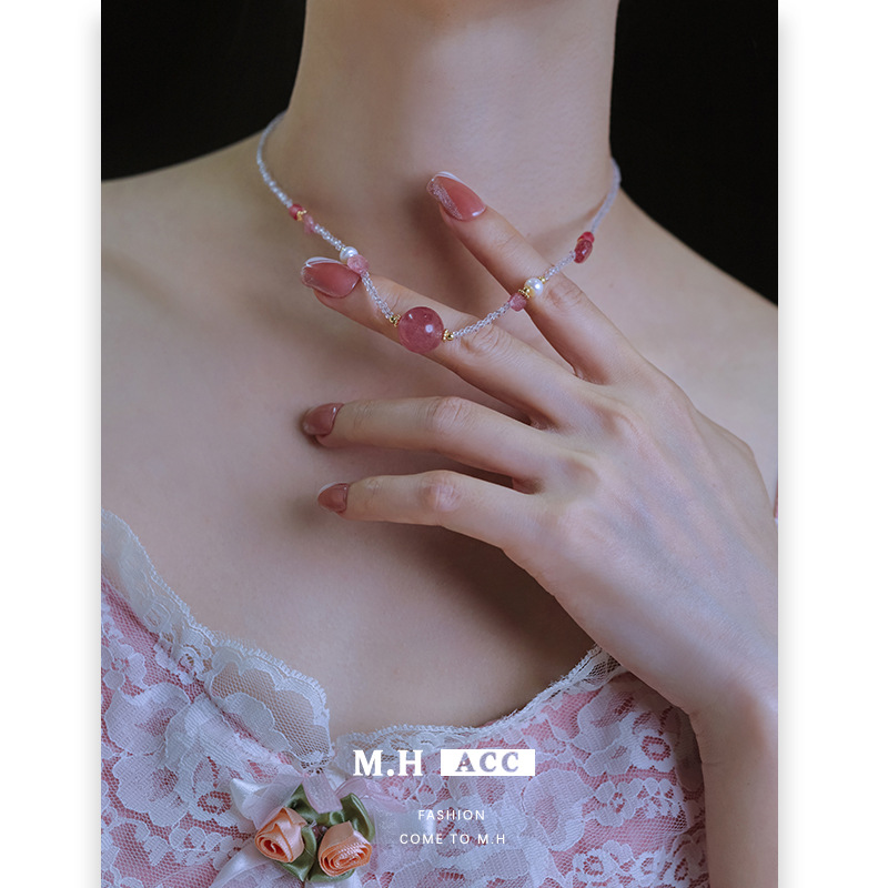 Strawberry crystal beaded necklace, a niche design, with a unique and high-end style, versatile and fashionable for commuting, retro collarbone chain for women details Picture
