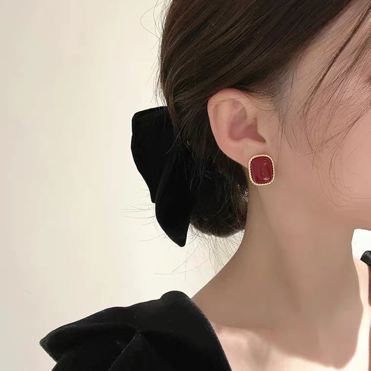 French retro stud earrings for women with a high-end feel, Ancora wine red Hong Kong-style Hepburn ins style earrings, 2025 new style ears full figure