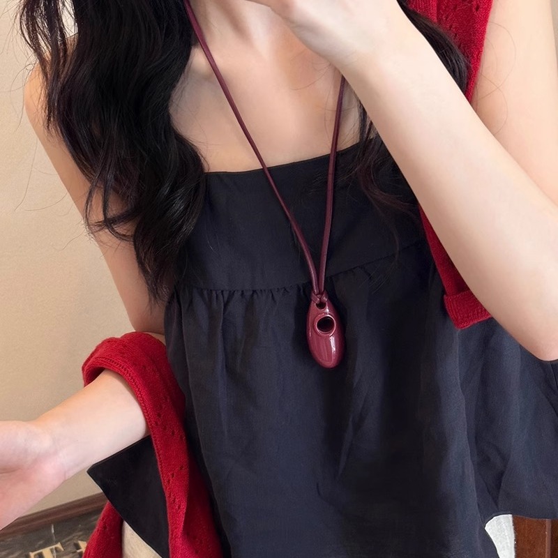 This is a red Ankela pendant necklace that is the same style as the Korean Instagram blogger. It is a versatile necklace and collarbone chain with a unique female feel full figure