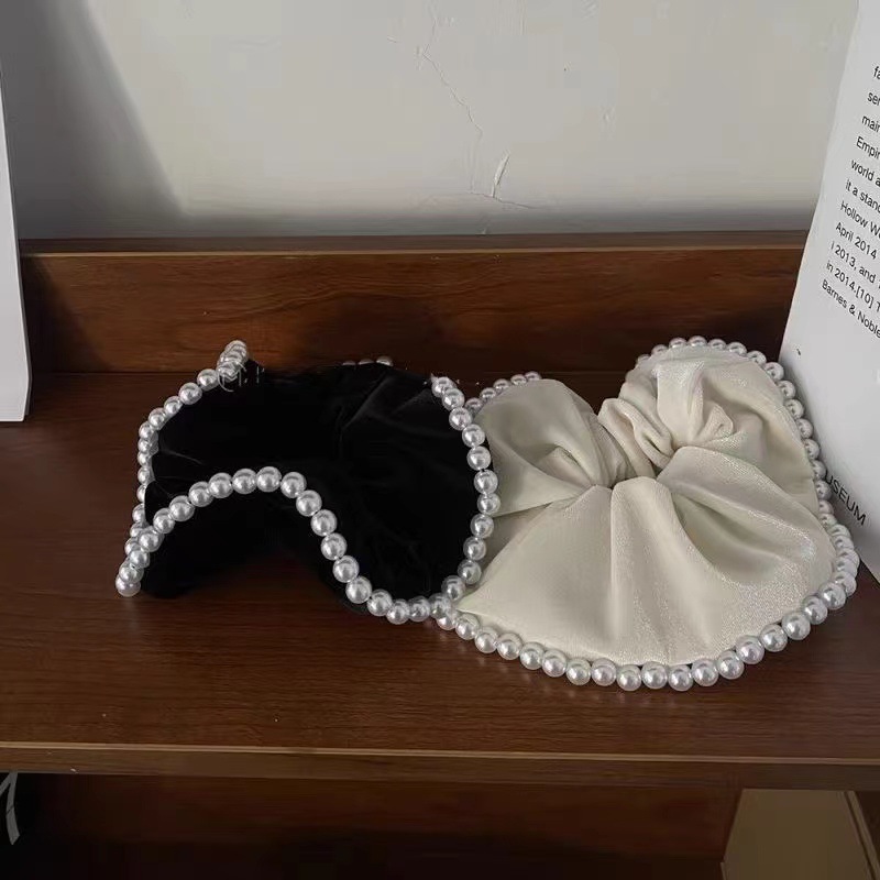The oversized velvet pearl hair tie exudes a retro charm. The headband gives a sense of sophistication for girls. The spring and summer hair tie, leather band, ins, and a high level of appearance Application Scenario