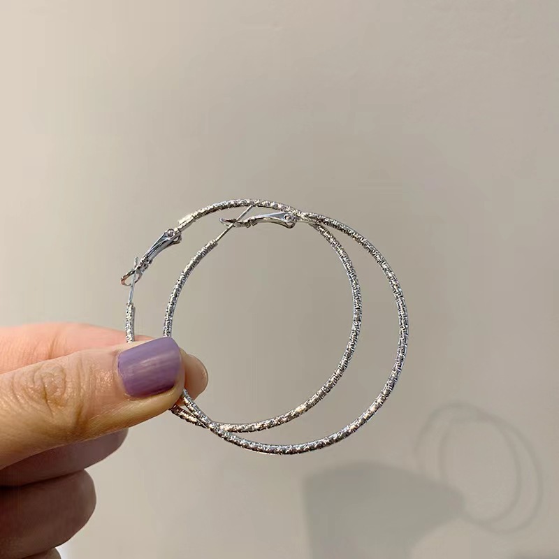 Simple and niche design, silver pigment ring earrings, exaggerated European and American ear loops, high-end earrings, women's light luxury full figure