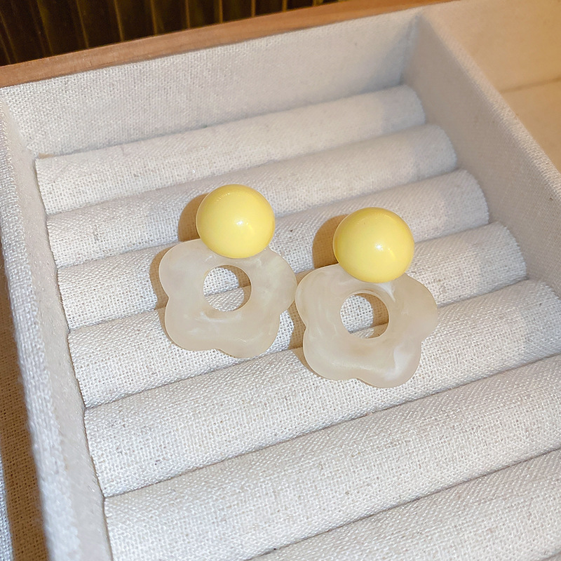 Salt-dyed fresh flower stud earrings for women, summer light luxury and niche earrings, versatile design sense, high-end earrings Specification drawing