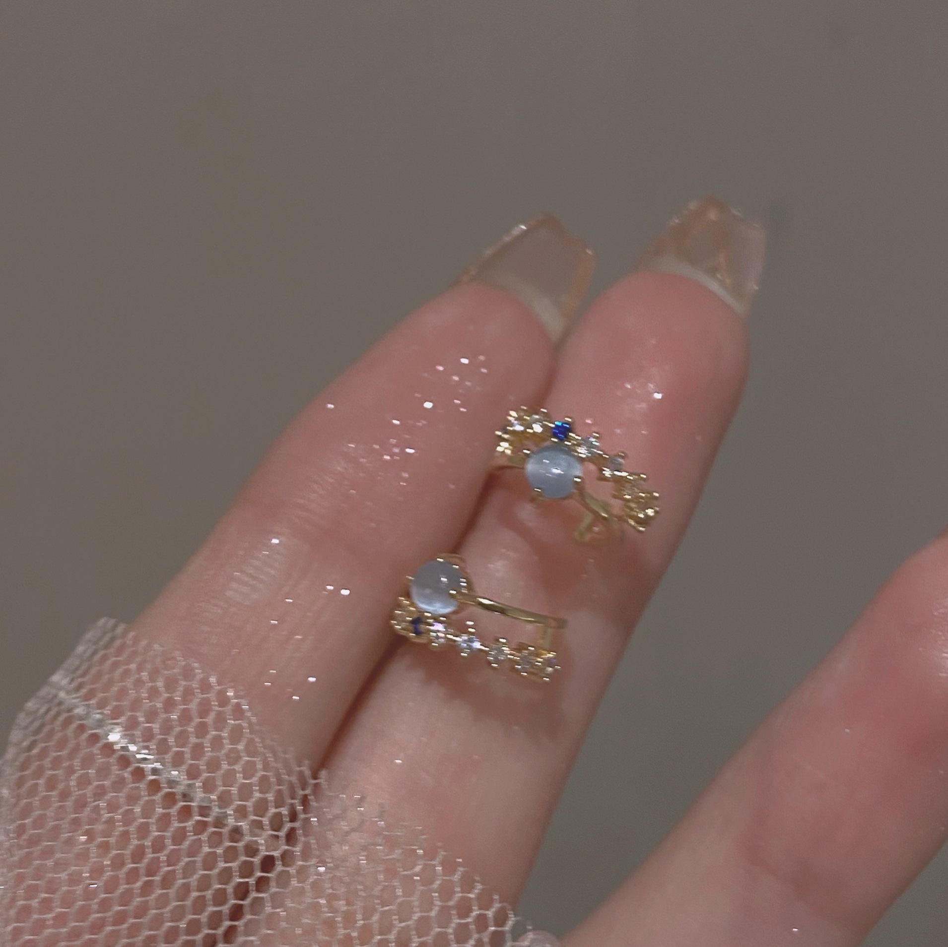 Scattered stars ~ Small, exquisite, elegant and fashionable blue cat's eye stone C-shaped ear studs, a rare and versatile daily ear accessory for women Specification drawing