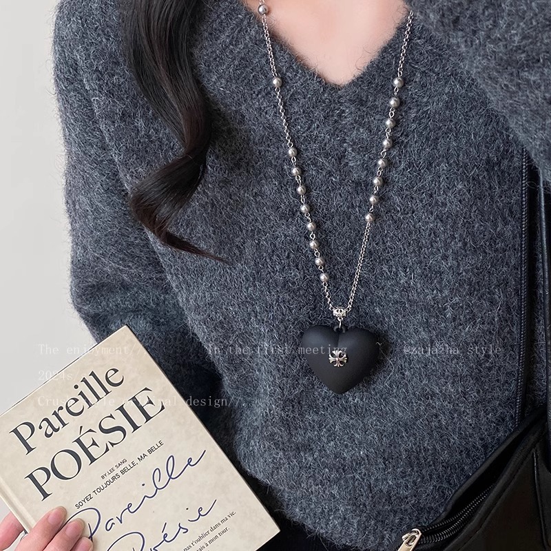 Shi Family Pearl Long black-hearted necklace, versatile, sweet, cool, unique and niche, ins grey collarbone chain, autumn and winter sweater chain full figure