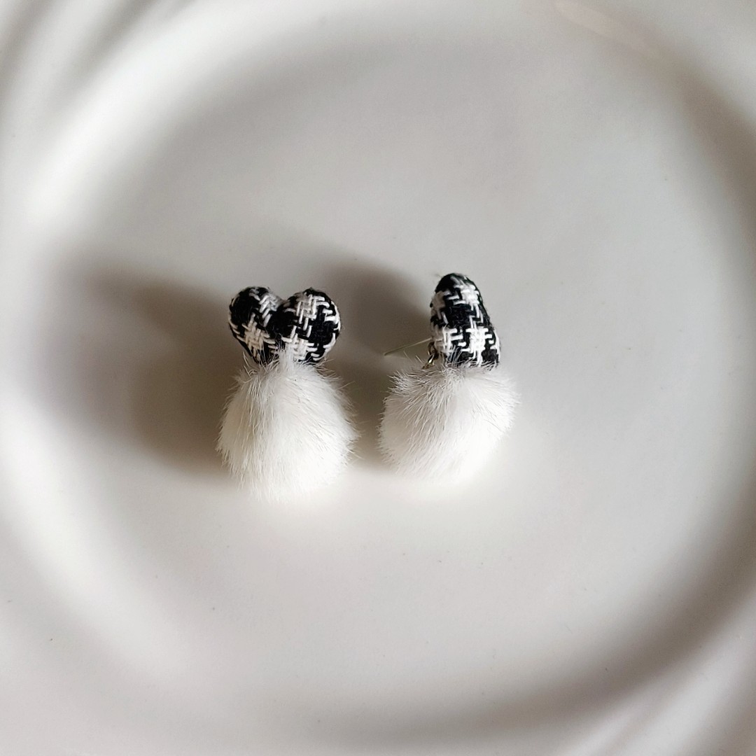 Autumn and winter furry fur stud earrings for women on Instagram, black and white checkered heart-shaped plush earrings, a rare and versatile accessory Application Scenario