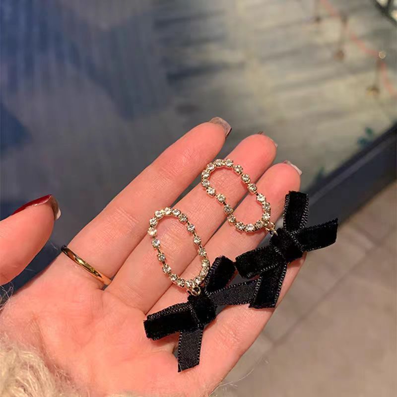 French retro black velvet stud earrings, a niche design for women with a high-end feel, a new trendy and fashionable ear accessory from 2025 full figure