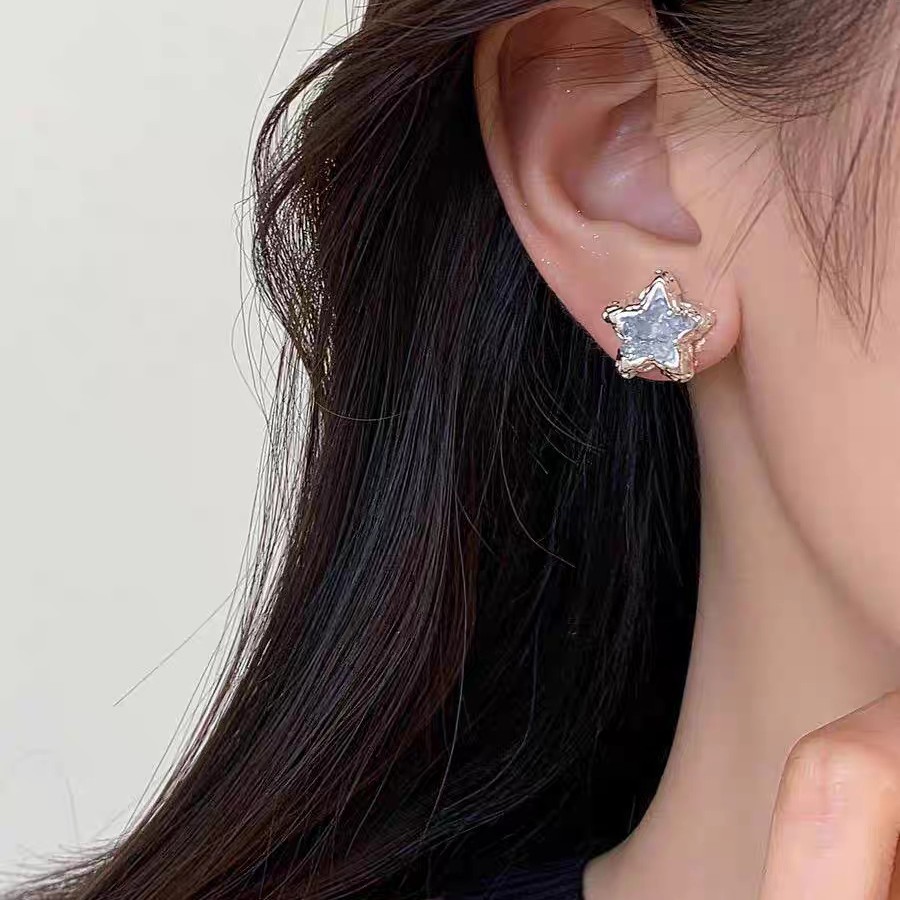 Fresh and delicate star crystal stud earrings in contrasting colors, exquisite and sweet earrings for women, 2025 new style, exquisite and small earrings wholesale Application Scenario