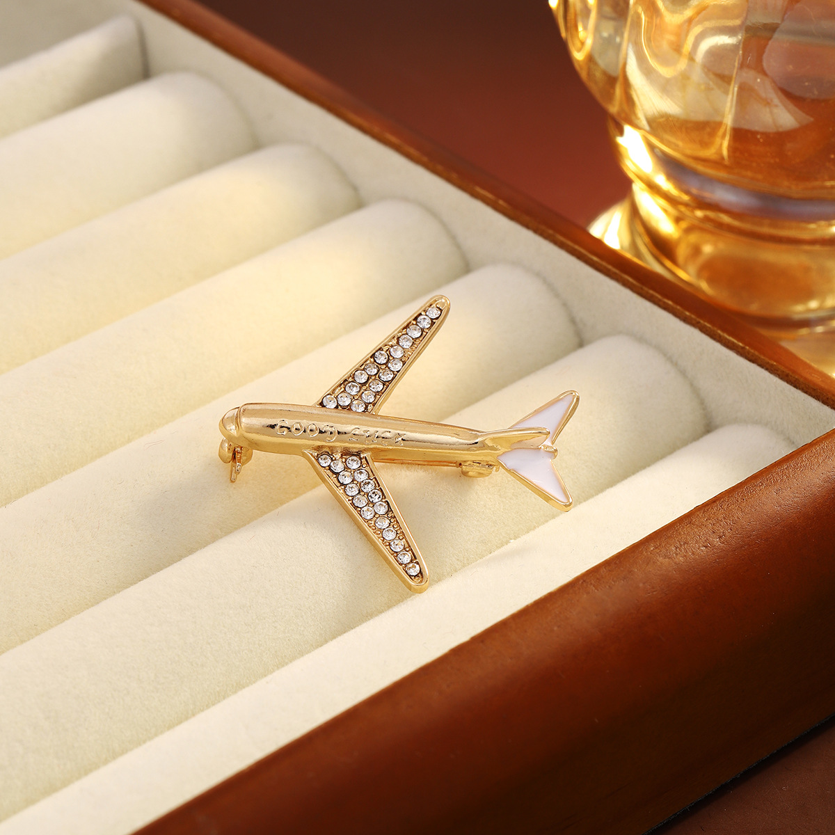 European and American unique design sense, diamond-encrusted airplane collar pin, simple and high-end style, ins style, versatile suit coat pin Specification drawing