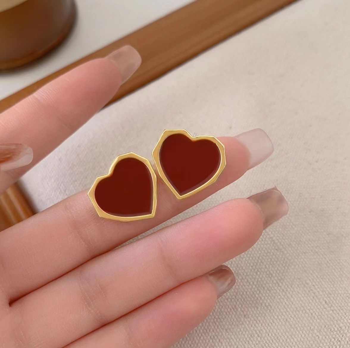 The Ankela red glazed heart-shaped stud earrings are a trendy girl's ins niche design, stylish and versatile earrings and earrings full figure