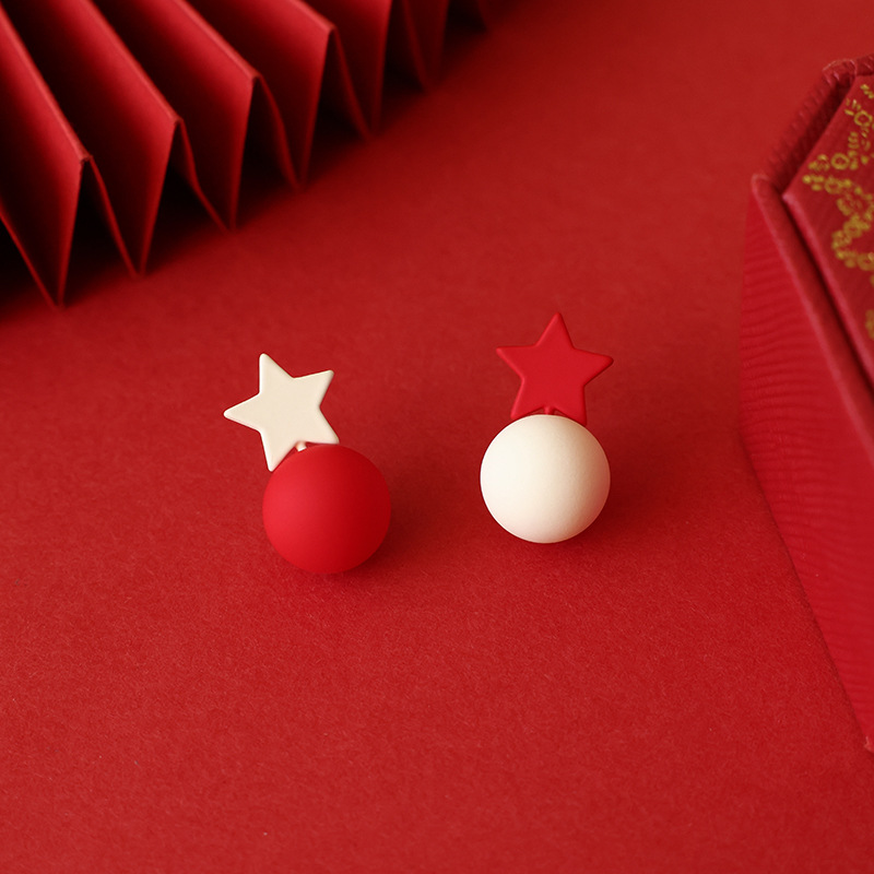 Red star earrings with asymmetrical design, five-pointed star stud earrings, candy-colored earrings, women's autumn and winter collection Specification drawing