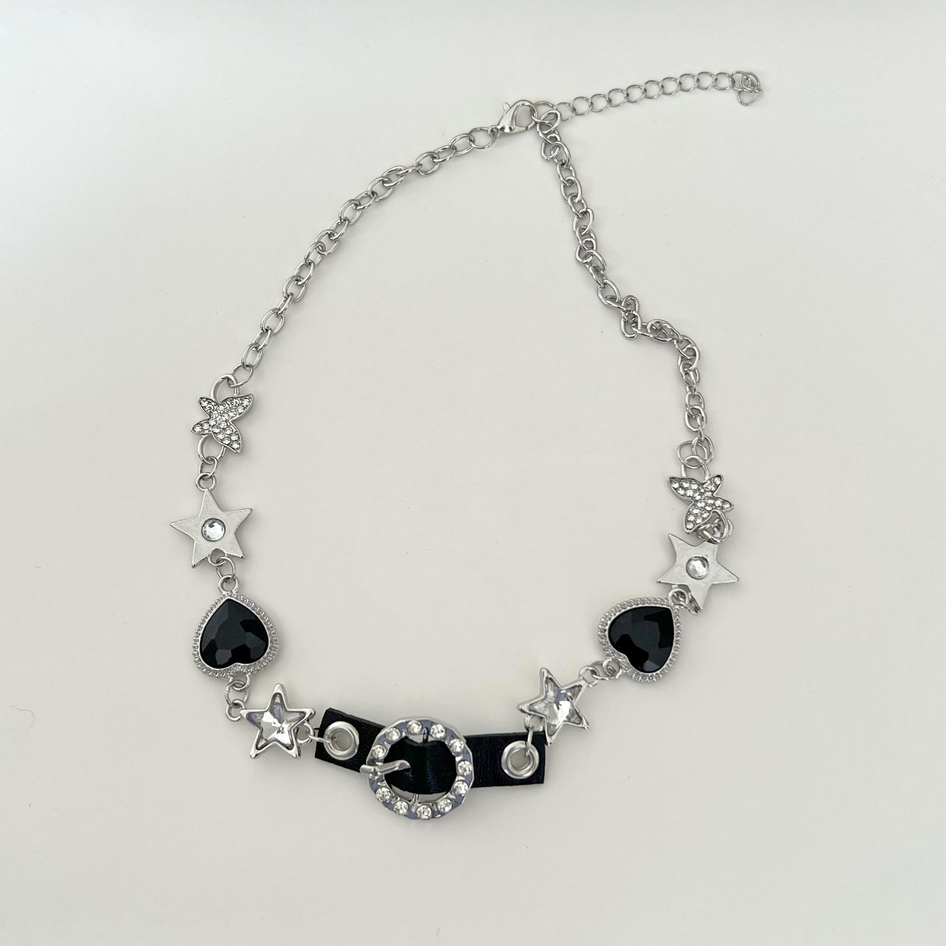 This is a new 2024 light luxury and niche collarbone chain necklace that exudes a sweet and cool feminine charm and is an exaggerated accessory for a hot girl's neck Specification drawing