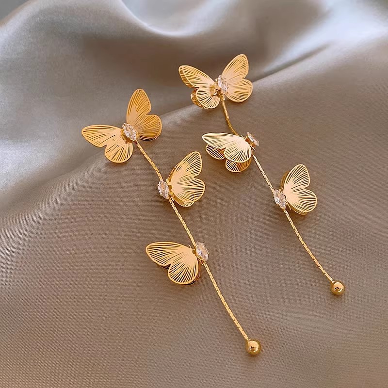 The golden three-dimensional butterfly tassel earrings exude a feminine, light luxury and high-end feel. The design of the earrings is exaggerated and can make the face slimmer Specification drawing