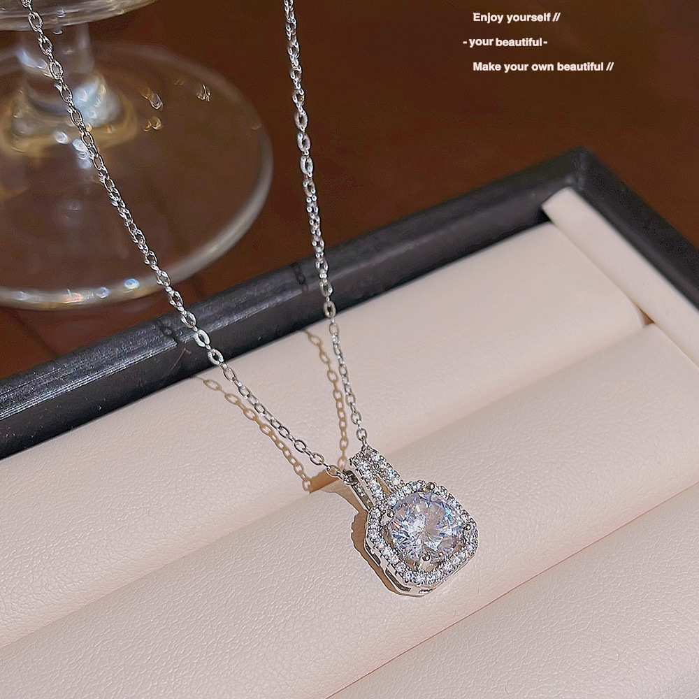 New accessories: Super Sparkling geometric square titanium steel necklace, women's niche light luxury exquisite pendant, fashionable and versatile collarbone chain full figure