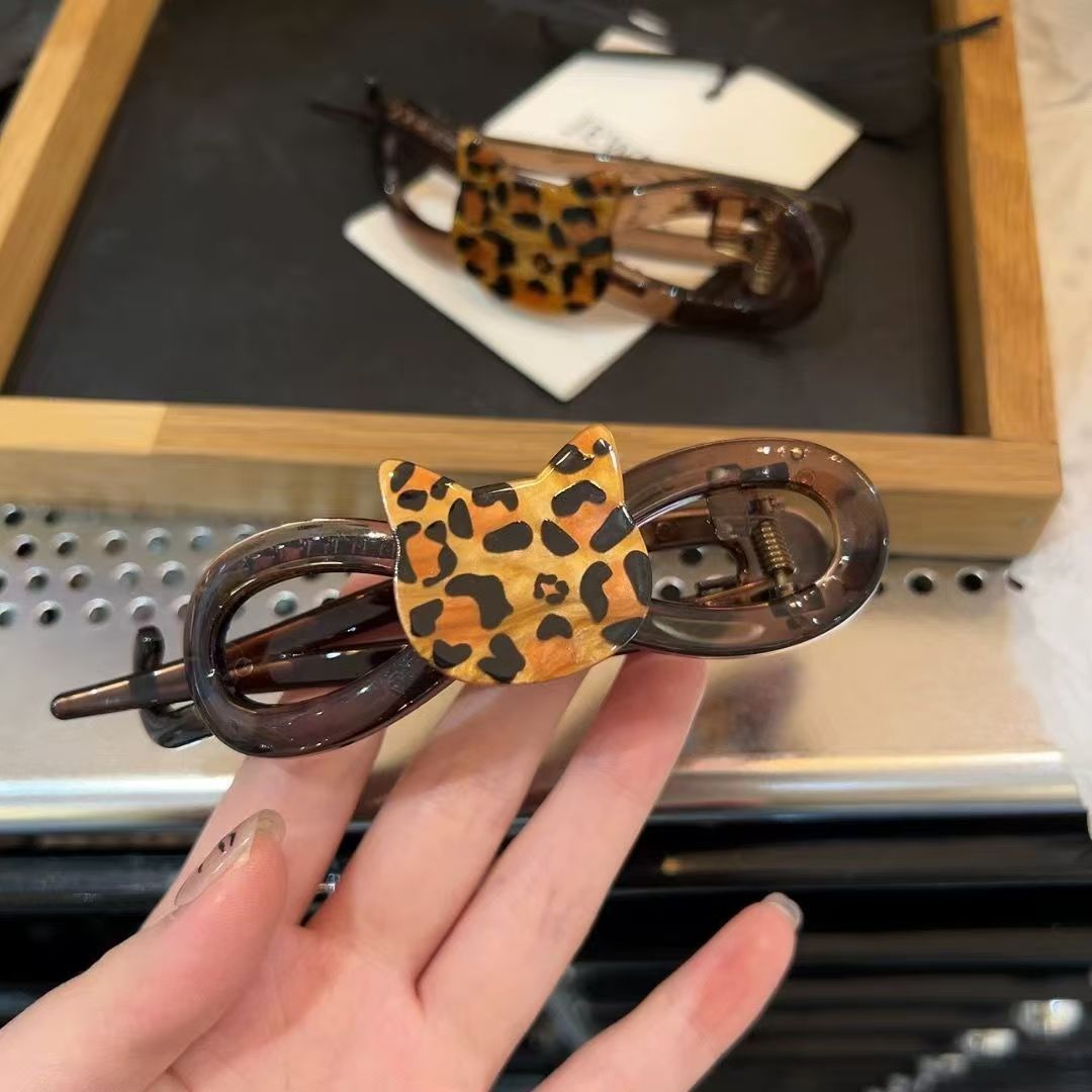 Cute and adorable leopard-print cat twist clip with a high-end look, a one-line scratch-off on the back of the head for women's updo headwear full figure