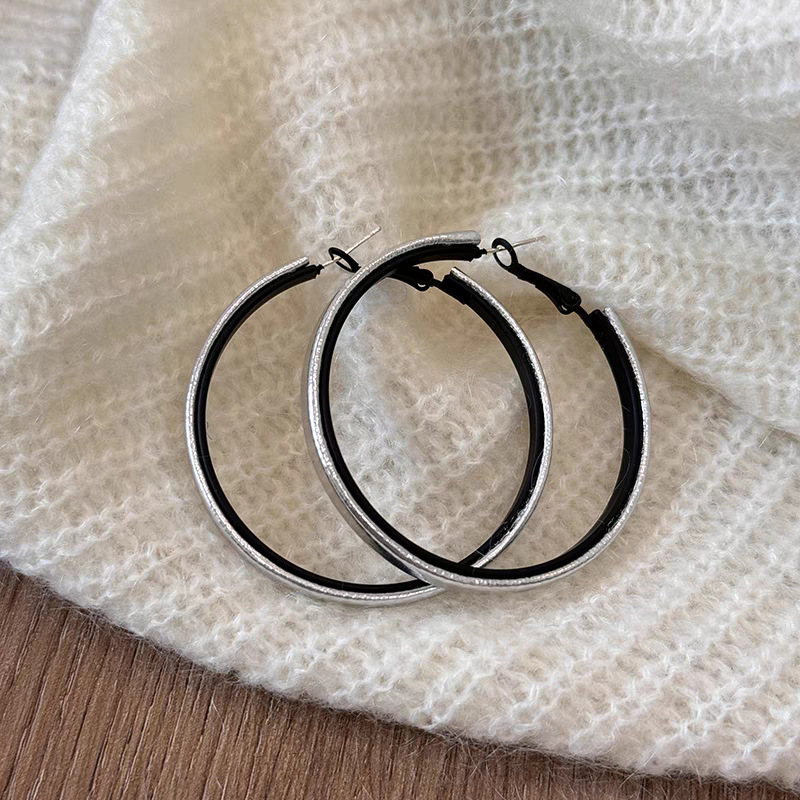 The same leather earrings and ear loops as Yu Shuxin's, retro large circle ear buckles for women, 2025 new style high-end earrings and ear studs Application Scenario