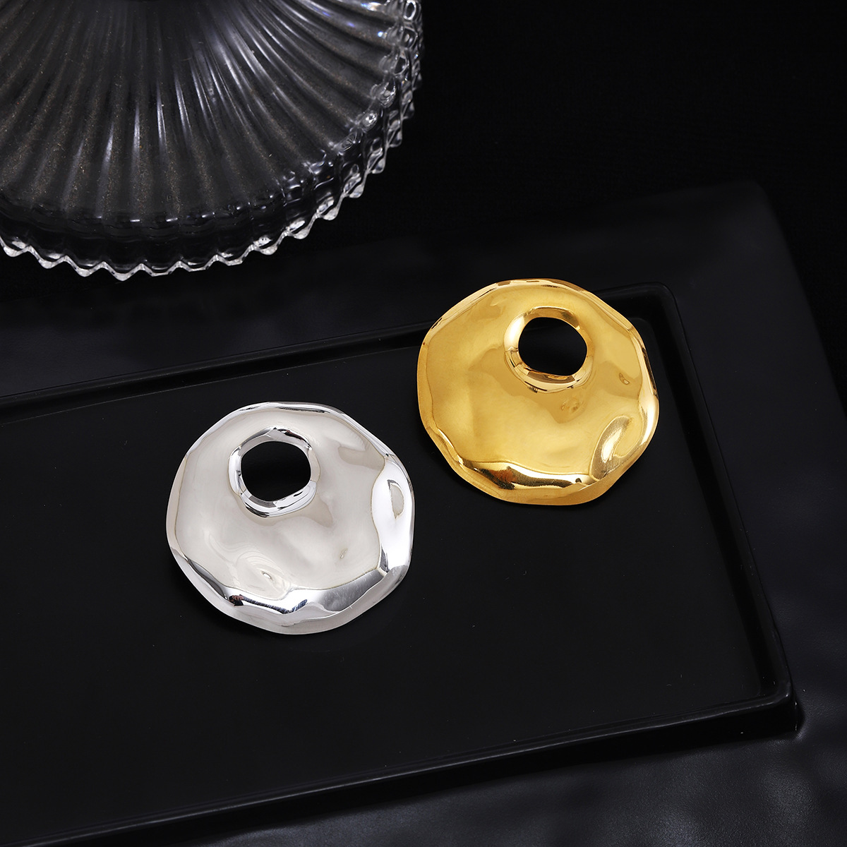 Cross-border European and American circular hollowed-out texture brooch for women, with a light luxury and high-end feel, simple ins style irregular fashion pin details Picture