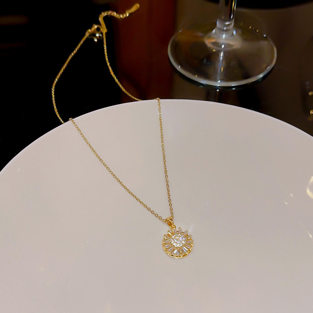 A simple and trendy titanium steel necklace in the ins style from Japan and South Korea, exuding a sense of sophistication and sophistication for women. It is a rare and popular zircon collarbone chain accessory Specification drawing