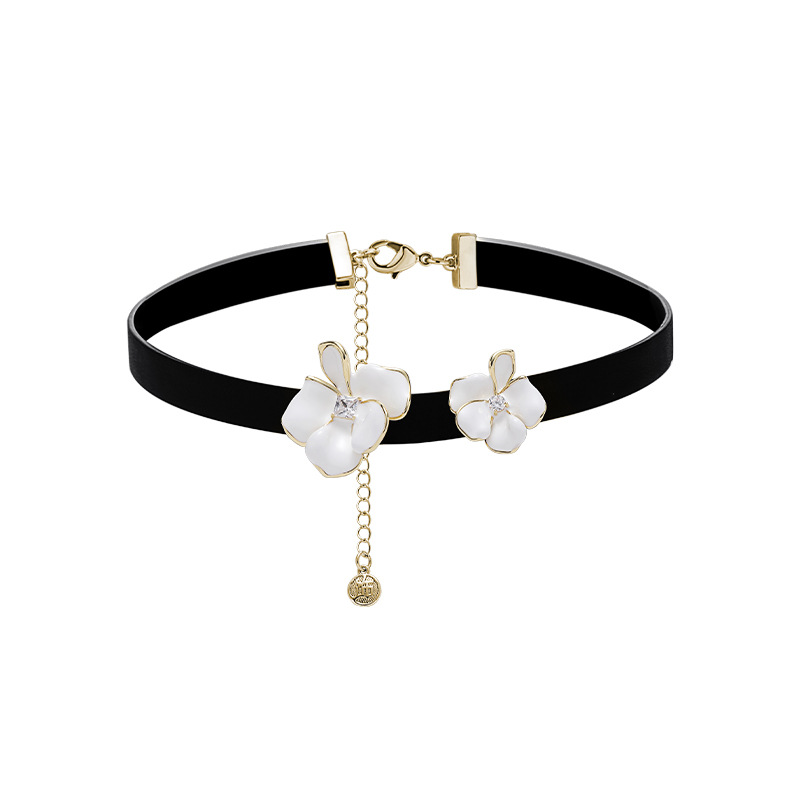 2023 New camellia leather necklace for women, sweet, cool and hot girl, ins style necklace, high-end, fashionable and elegant necklace Item Picture