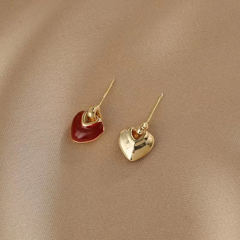 French retro enamel heart-shaped oil stud earrings, a niche design for women, elegant, light luxury, high-end and versatile earrings and earrings Specification drawing