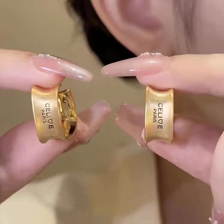 French retro golden letter diamond-shaped stud earrings 925, simple and niche irregular earrings, ear rings and earrings full figure