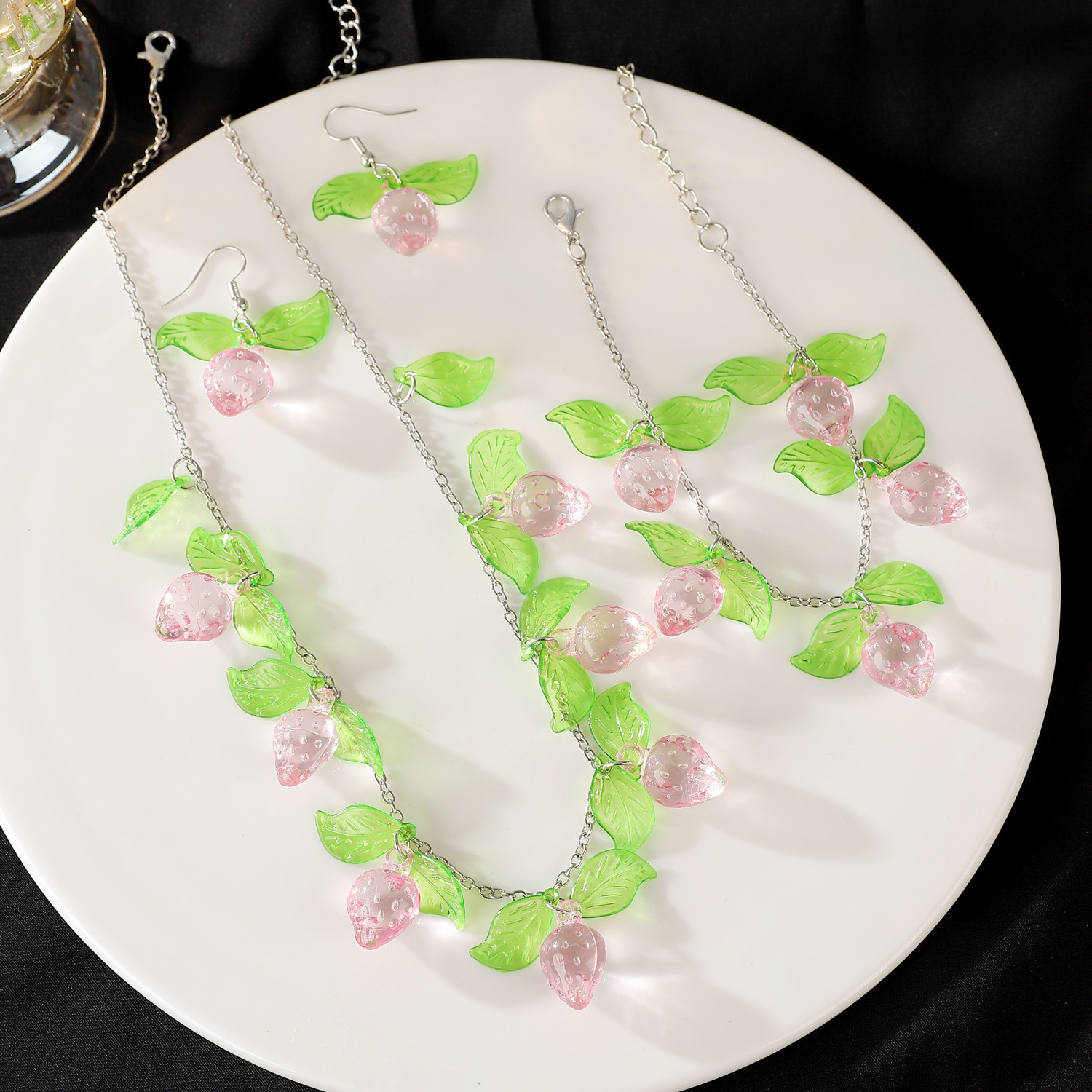 ins Acrylic strawberry leaf Cherry Necklace bracelet Ring Summer Jewelry Set Women's high-end three-piece set Specification drawing