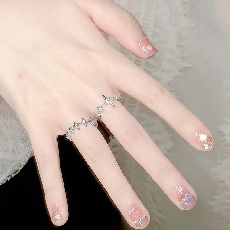 Starlight Zircon ring, a retro girl's stacked ring, is a niche design with a simple and individual style. The opening can be adjusted as an index finger ring full figure