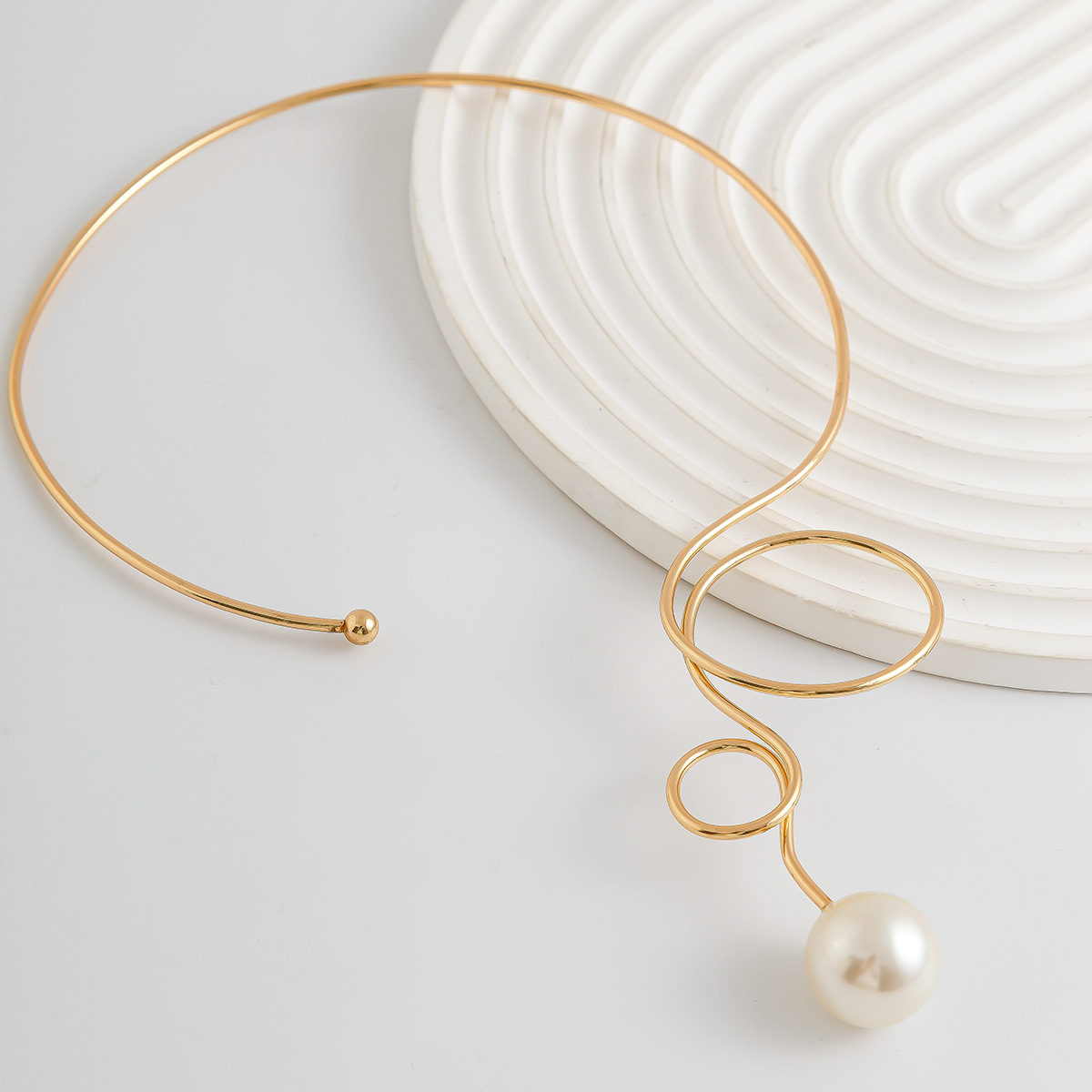 European and American cross-border jewelry plain circle bow choker women's water drop imitation pearl fashionable punk metal collar Application Scenario