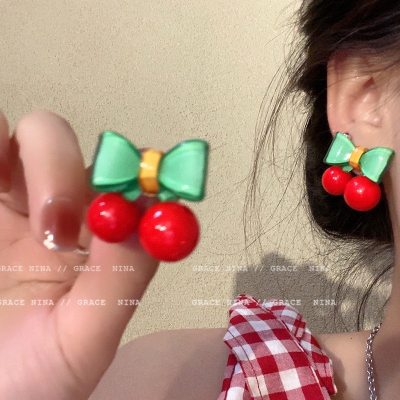 Cross-border European and American Christmas earrings, fashionable and creative alloy oil-dropping stud earrings, Christmas tree snowflake reindeer bell earrings Application Scenario