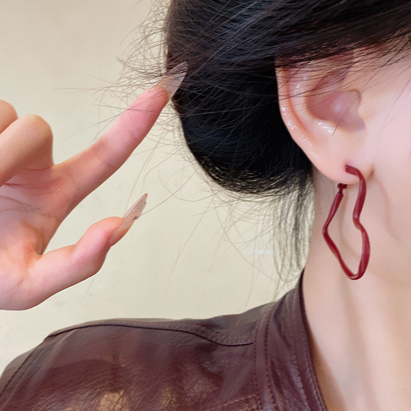 Red glazed heart-shaped earrings with a niche design, exuding a sense of sophistication and elegance. Fashionable stud earrings for autumn and winter, creating an atmosphere. Wholesale of earrings Application Scenario
