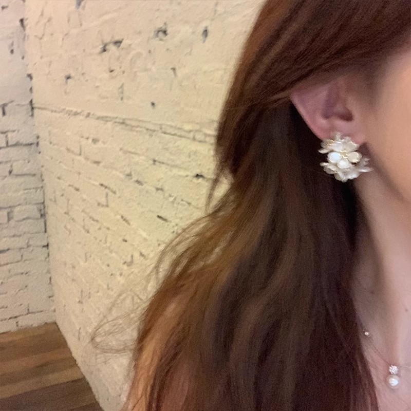 French super fairy-like white jasmine flower ear rings, women's light luxury, niche and high-end earrings, slimming face, stud earrings and accessories Application Scenario