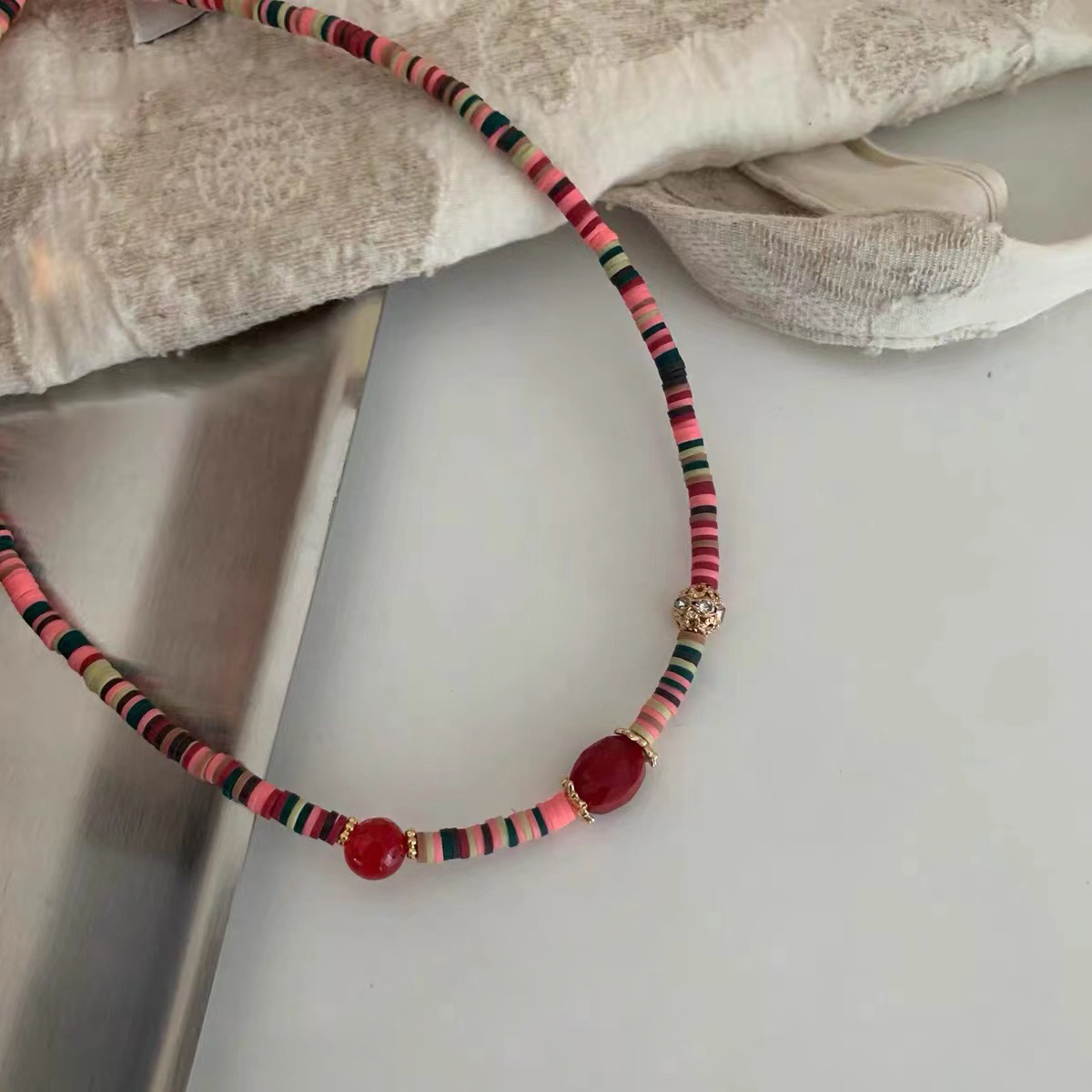The new 2023 ethnic-style colorful beaded necklace features a simple and elegant design for girls, with a playful red and pink color scheme. It is a cute collarbone chain Application Scenario