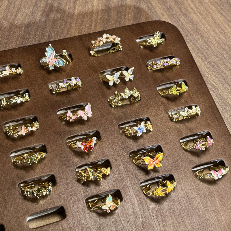 A retro court-style gradient color butterfly layered personalized ring, a new high-end and fashionable index finger ring for women Specification drawing
