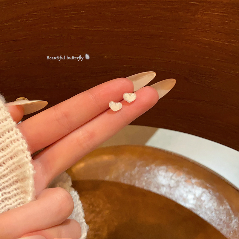Simple and transparent resin heart-shaped stud earrings, women's fashionable and niche design sense, exquisite and small earrings, cold style earrings full figure